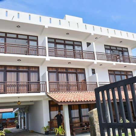 Arrow Beach Resort Boossa Exterior photo